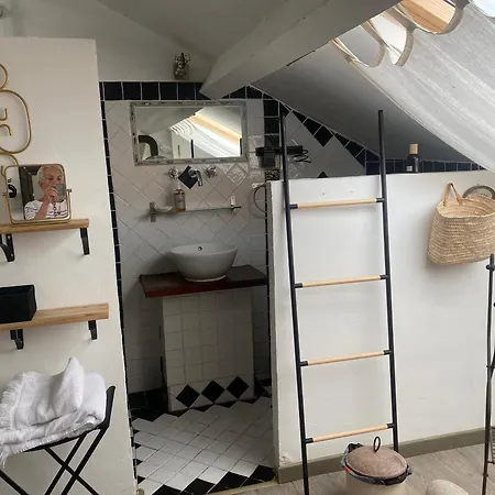 Mamma-mia Couette-café Calvi (Corsica)